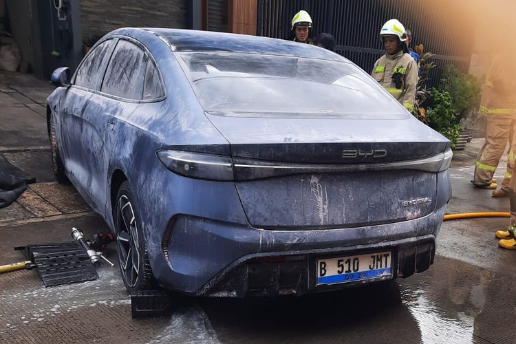 Wuling Air EV Terbakar di Bandung dan APAR Khusus Mobil Listrik