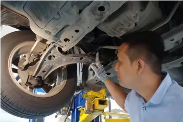 Hati-hati! Ini Dia Risiko Hantam Lubang Saat Mobil Berbelok