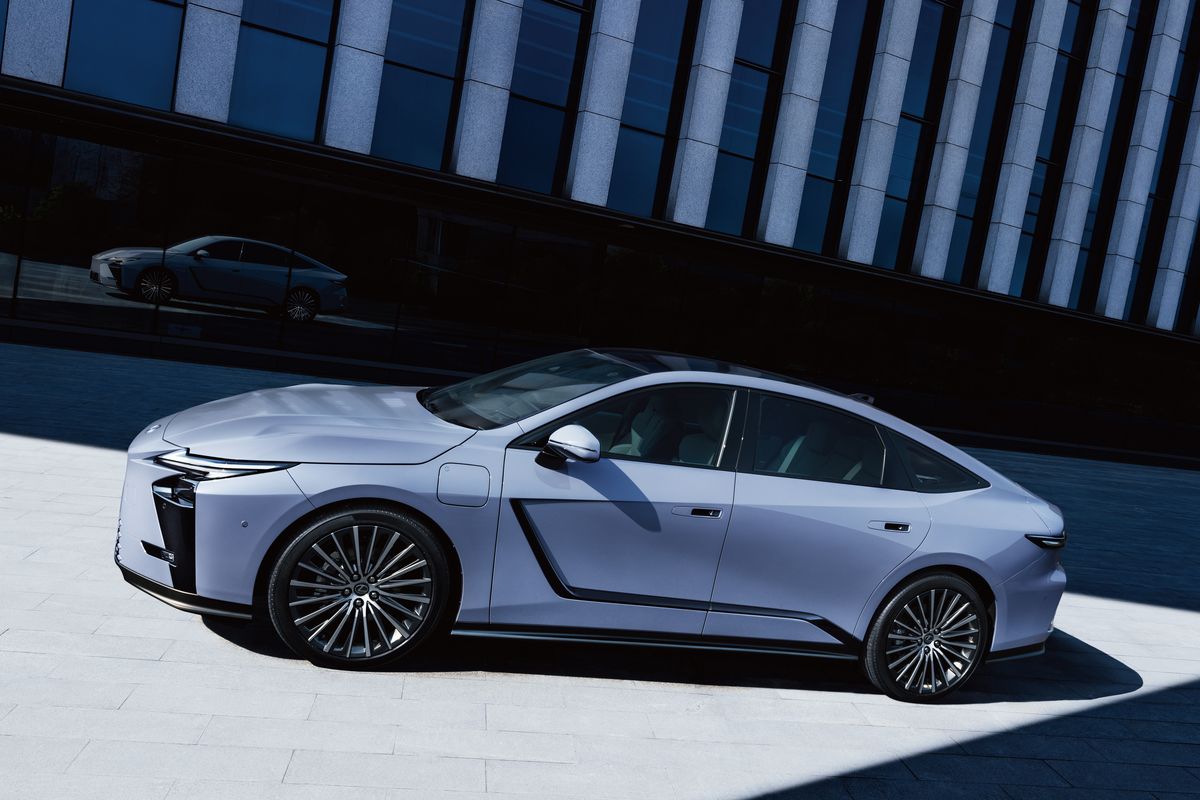 Lexus, Lexus Kenalkan ES Terbaru, Usung Teknologi Hybrid dan Full EV