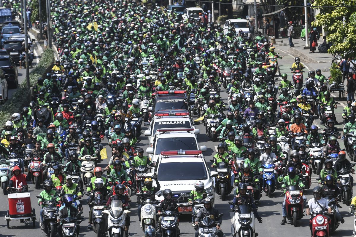 Jangan Asal Tancap Gas: Ini Etika Mengemudi Saat Ada Demo