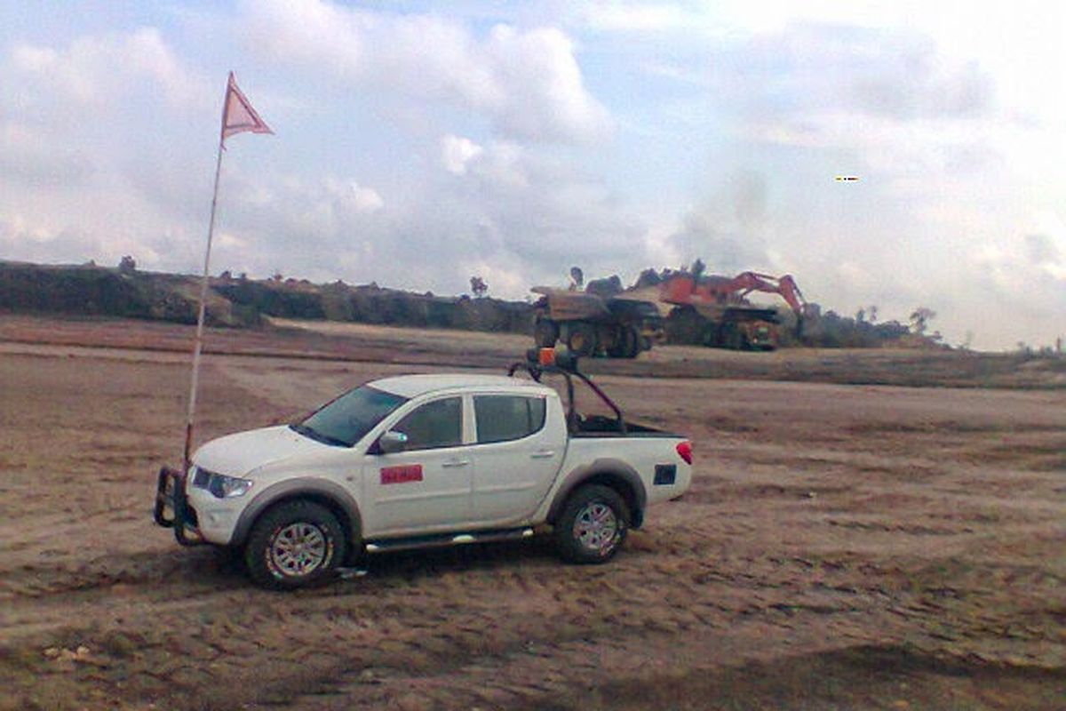 Mengapa Kendaraan di Tambang Memerlukan Bendera dengan Tiang Tinggi?