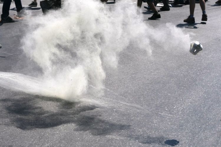 Mobil Terkena Gas Air Mata? Begini Cara Membersihkannya
