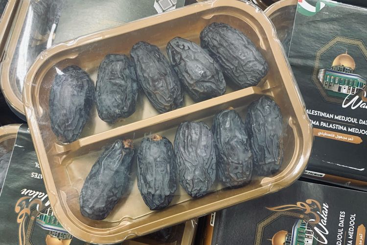 Terjebak Macet saat Waktu Buka, Bolehkah Makan Sambil Mengemudi?