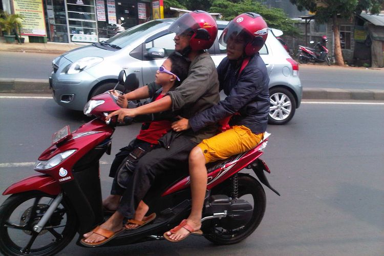 Bahaya Anak Duduk di Depan, Motor Bisa Meluncur Tak Terkendali