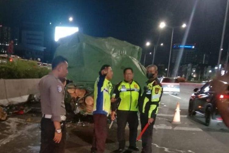 Bahaya Menyalip Kendaraan Lain Lewat Bahu Jalan Tol