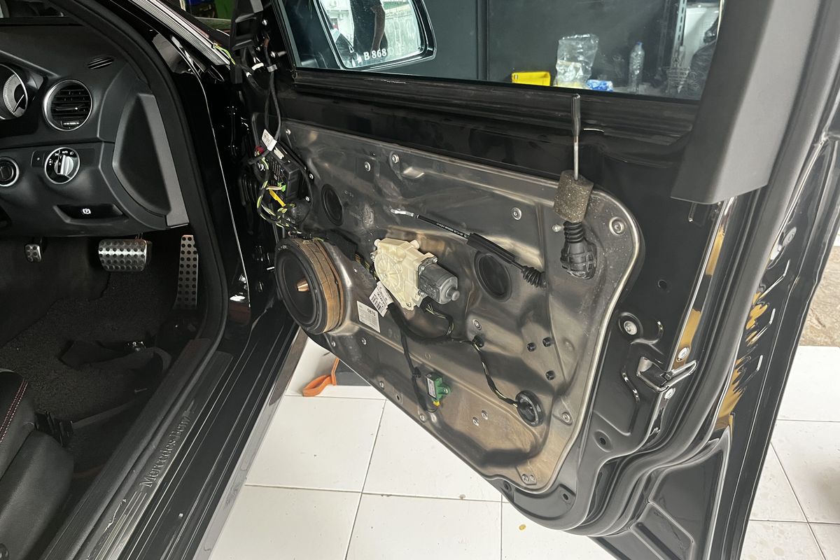 Door Trim Mobil Eropa Lengket? Solusi, Penyebab, dan Biaya Perbaikan