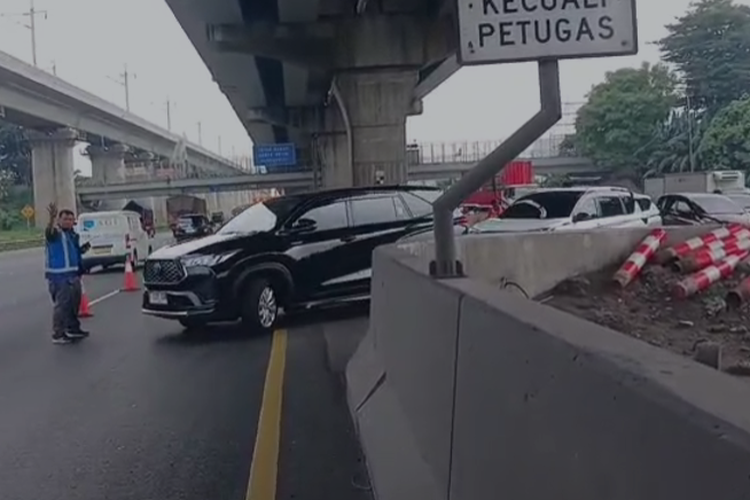 Ada Perbaikan di Tol Japek Km 28, Contraflow Diberlakukan