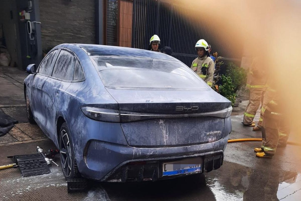 Mobil Listrik BYD, BYD, BYD Seal, Proses Pemadaman Kebakaran Mobil Listrik BYD Seal Hampir 3 Jam