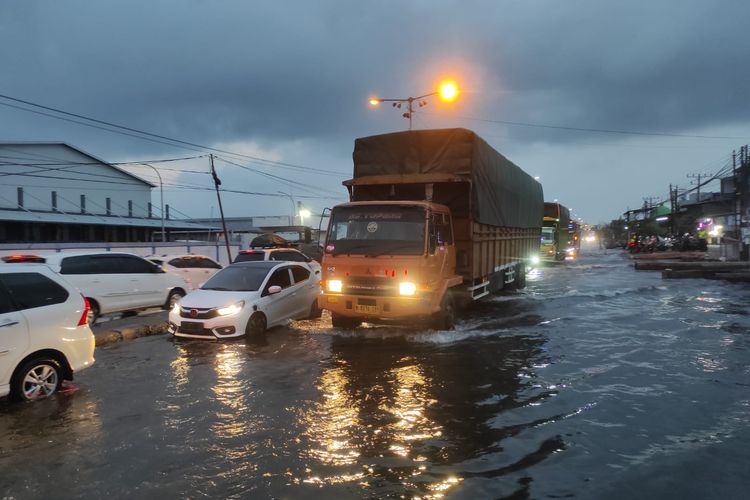 Jangan Gunakan Rem Tangan Setelah Mobil Kena Hujan