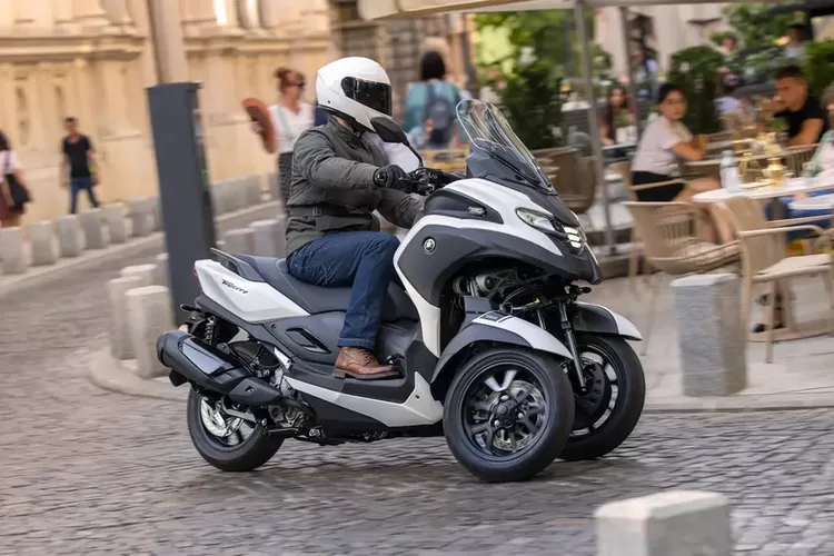 Yamaha Tricity 300 Meluncur: Skutik Pertama di Dunia dengan Airbag