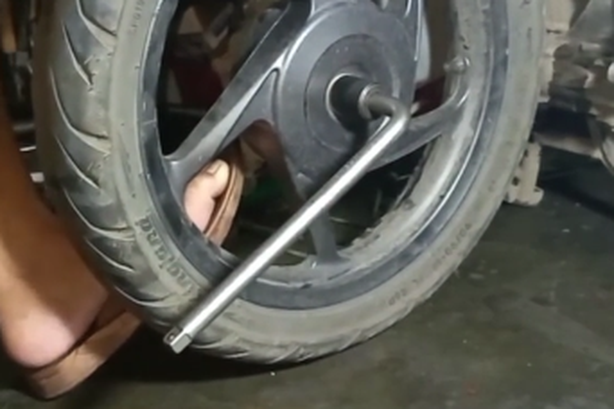 Roda Belakang Skutik Sulit Dilepas? Ini Penyebab yang Sering Terjadi