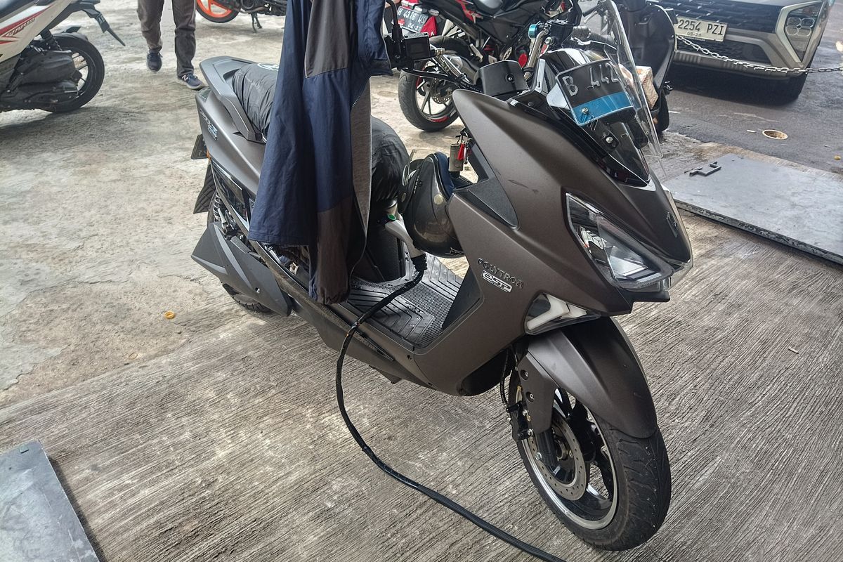 Tips Aman Simpan Motor Listrik saat Mudik: Baterai Cukup 40-50%