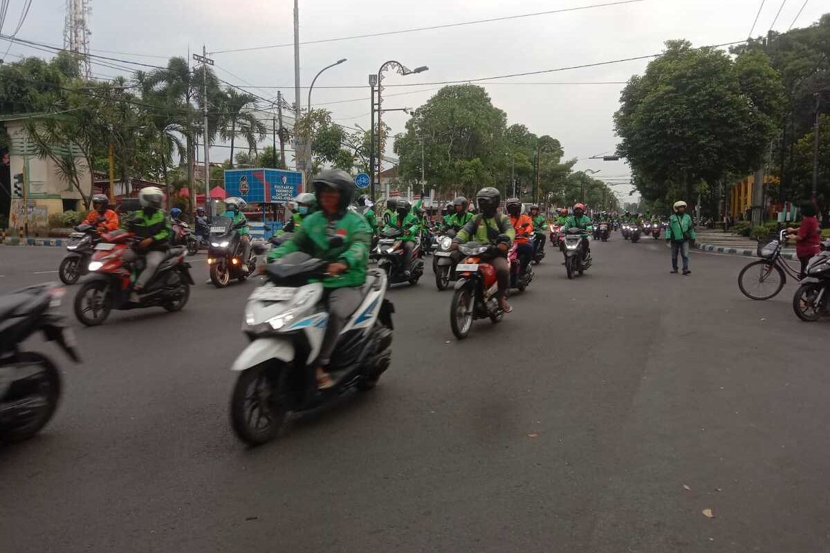 Berkendara Aman Melintasi Zona Demo dengan Gas Air Mata