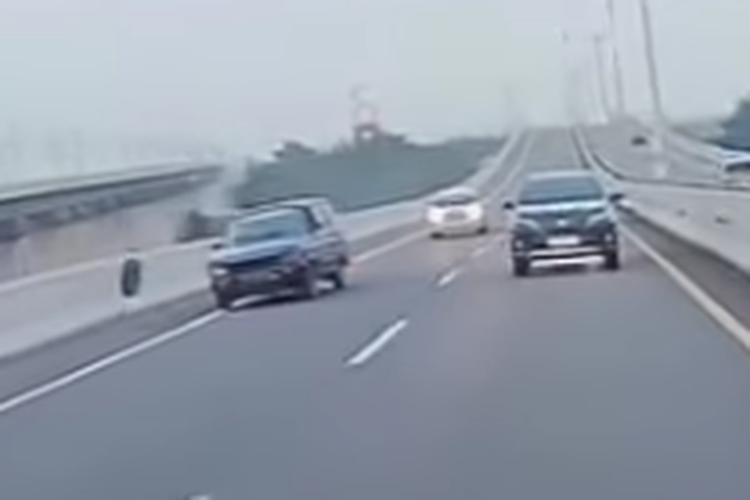 Video Saat Ban Belakang Isuzu Panther Terlepas di Jalan Tol