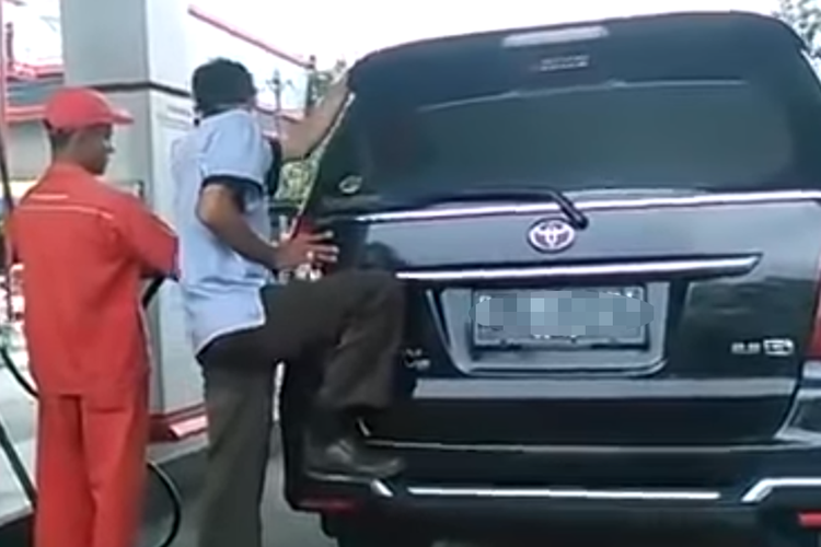 Fakta di Balik Kebiasaan Menggoyang Mobil Saat Mengisi BBM