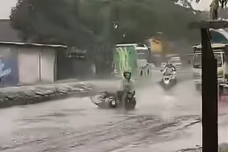 Jangan Abaikan, Ini 2 Risiko Fatal Berkendara di Musim Hujan