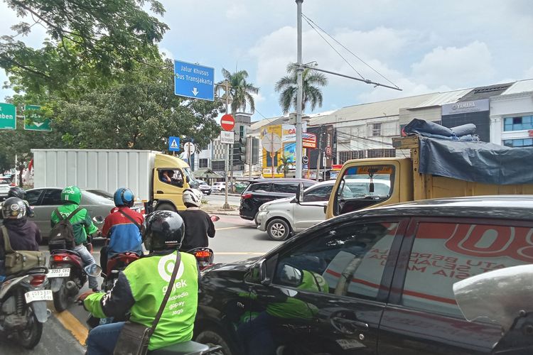 Modus Serobot Antrean Lampu Merah: Utamakan Etika Berlalu Lintas
