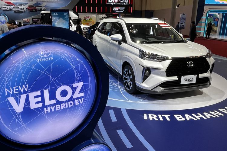 Lihat Perbandingan Toyota Veloz Bensin dengan Veloz Hybrid