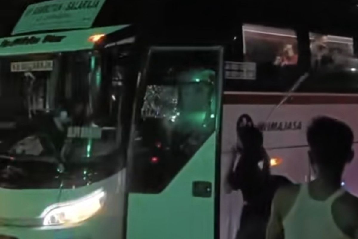 Viral, Video Aksi Pengamen Merusak Bus Primajasa di Tangerang