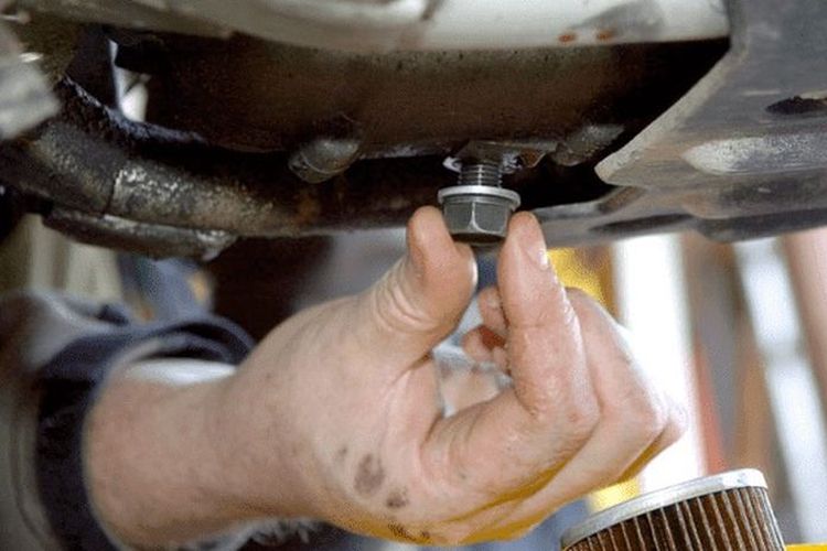 Cara Benar Kencangkan Baut Pembuangan Oli Motor Tanpa Kunci Torsi