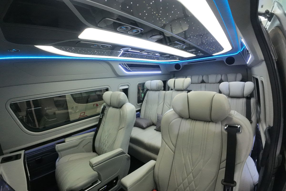 Modifikasi Interior Toyota HiAce Terbaru dari Baze