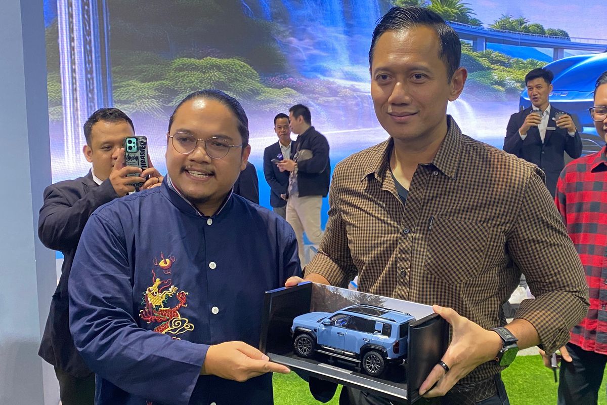 BYD, AHY Kunjungi IIMS 2026, Tertarik SUV Elektrifikasi BYD Denza B5