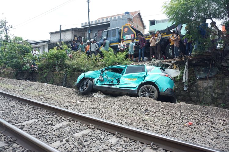 Benarkah Mobil Listrik Bisa Mogok Akibat Medan Magnet di Rel Kereta?