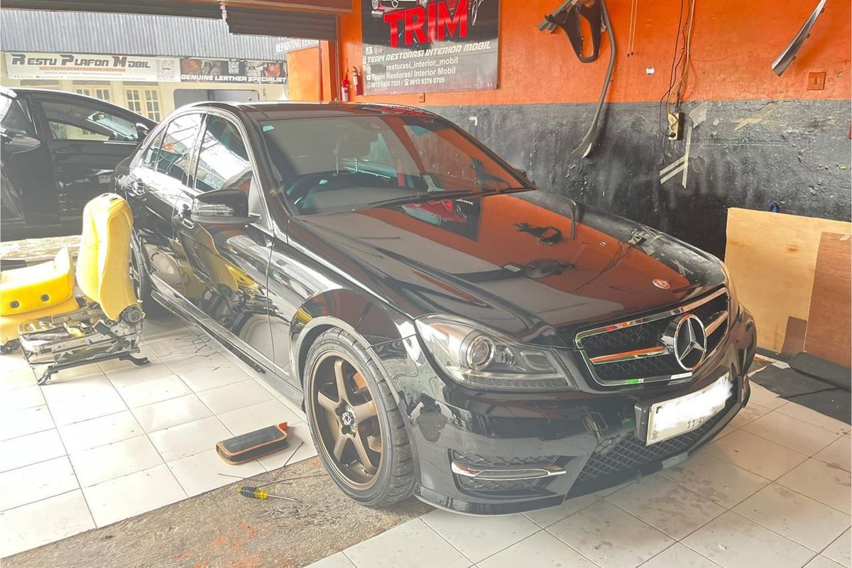 Penyakit Interior Mobil Eropa, Plafon Turun hingga Dashboard Retak