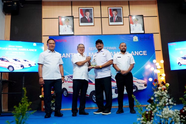 Toyota Serahkan 3 Kijang Innova Ambulans