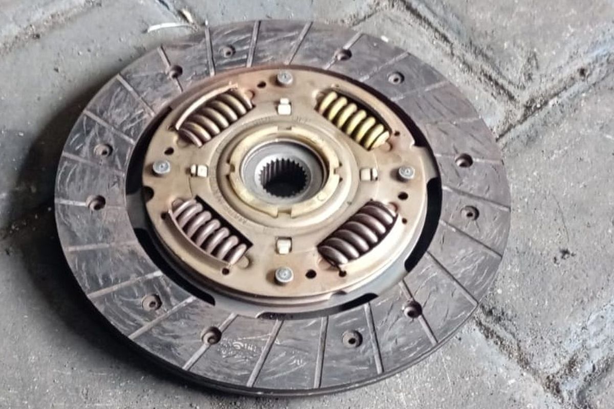 Setelah Dipakai Mudik, Wajib Cek Performa Kopling Mobil Manual