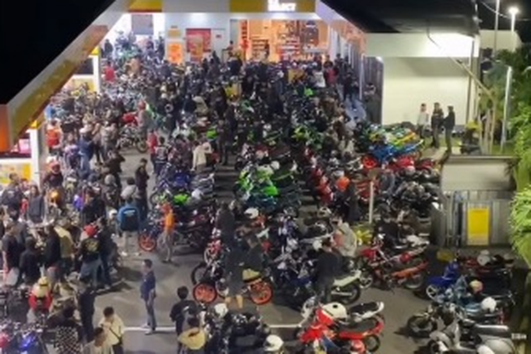 SPBU Shell di Bandung Jadi Tempat Kopdar Komunitas Motor 2-Tak