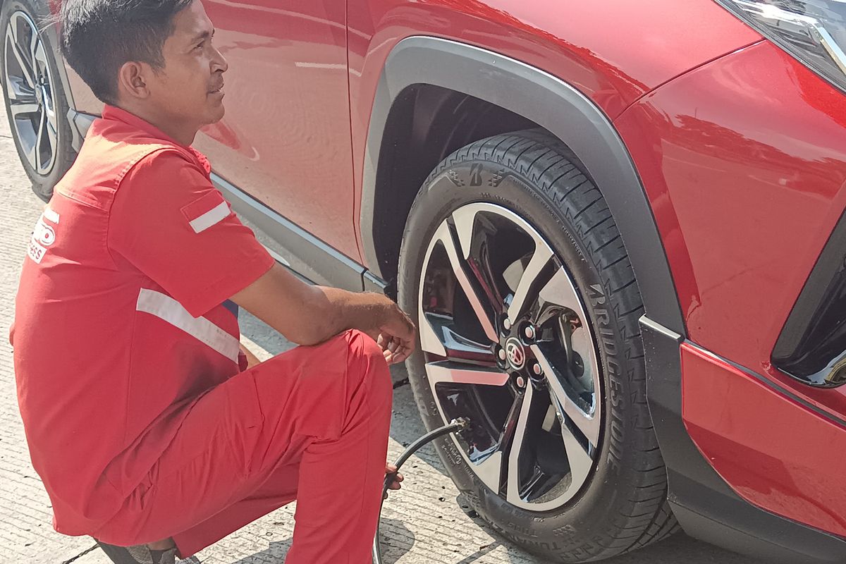 Penumpang Harus Turun Saat Isi Tekanan Udara Ban Mobil? Ini Penjelasannya