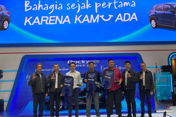 Daihatsu Serahkan 3 Unit Pertama Rocky Hybrid ke Konsumen