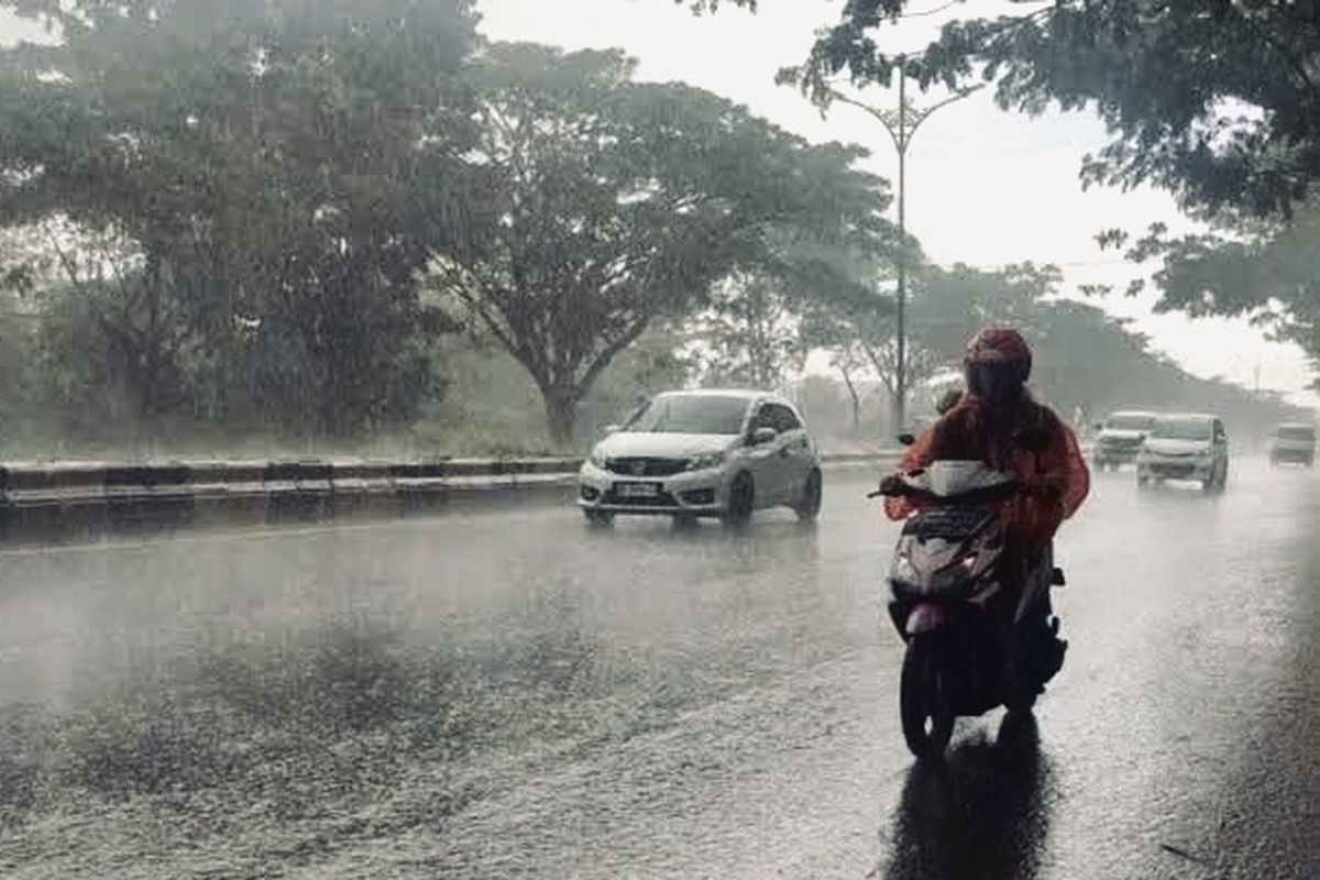 BMKG Prakirakan Hujan Lebat, Risiko Berkendara Meningkat