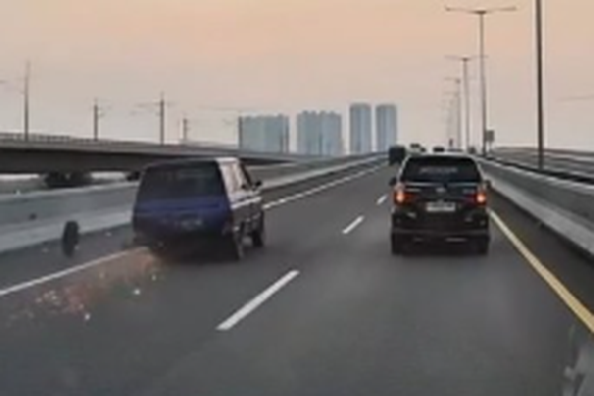 Video Saat Ban Belakang Isuzu Panther Terlepas di Jalan Tol