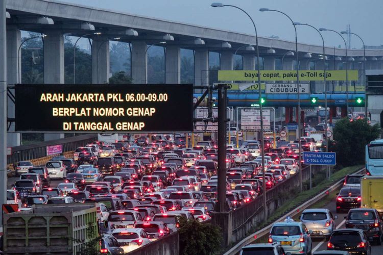 Nekat Putar Balik di Exit Tol Karena Macet, Sangat Berbahaya