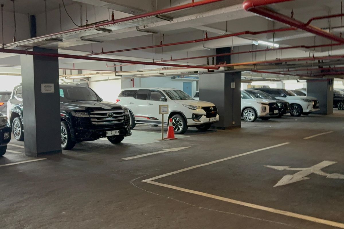 Sudah Bergaji Besar, Anggota DPR Masih Dapat Privilege Pelat Khusus