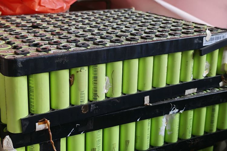 Bahaya Laten Limbah Sel Baterai Motor Listrik yang Rusak