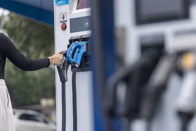 Mudik Pakai Mobil Listrik, Ini Lokasi SPKLU di Tol Merak dan Cipali