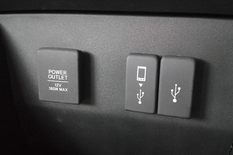 Fitur Power Outlet Mobil: Aman untuk Menngecas Power Bank?
