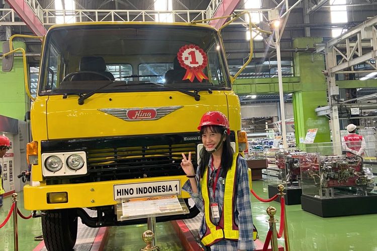 Truk Hino: Legenda yang Berubah Warna di Indonesia