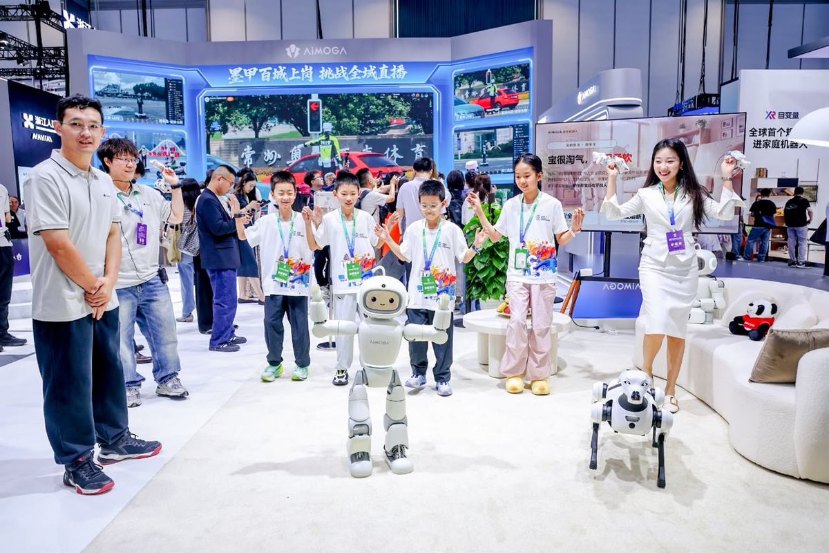 Bukan Sekadar Pajangan, Robot Ini Bertugas di Persimpangan Jalan