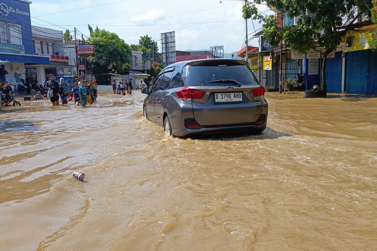 Faktor Penyebab Mobil Mogok Saat Melewati Banjir