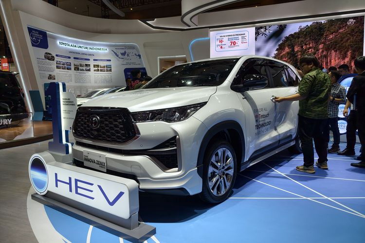 Sinyal Bluebird Pakai Toyota Kijang Innova Zenix Jadi Layanan Taksi