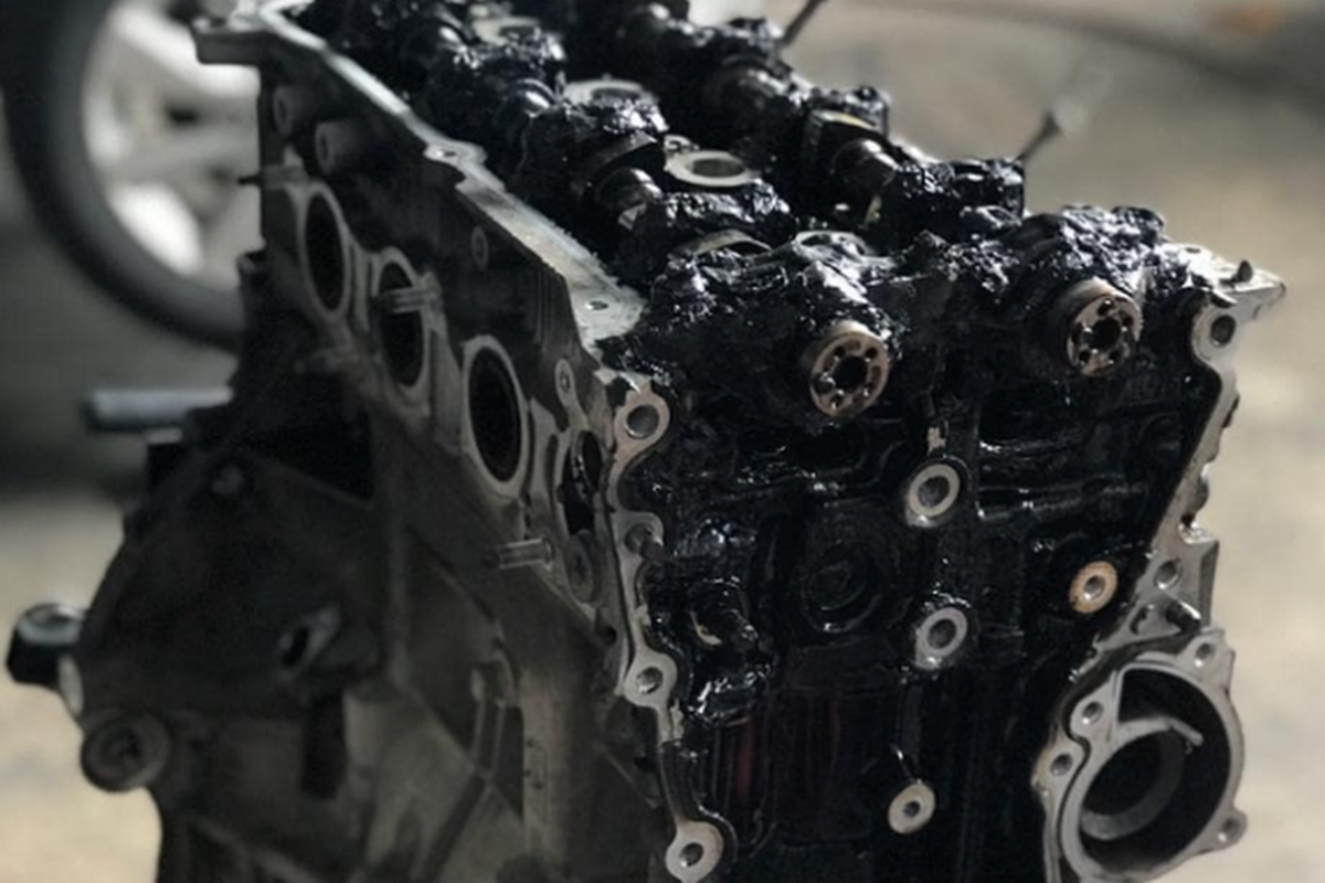 Cara Menangani Mesin Mobil Berlumpur karena Oli Palsu