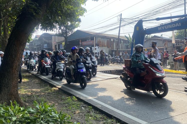 Jalan Lenteng Agung Ambles Bikin Macet, Metode Zipper Jadi Solusi