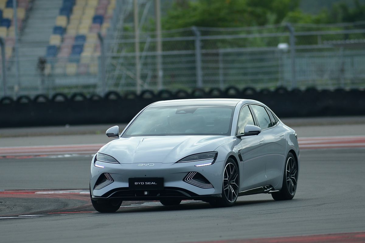 Teknologi Suspensi DiSus-C Tak Bisa Dipakai di BYD Seal Model Lama