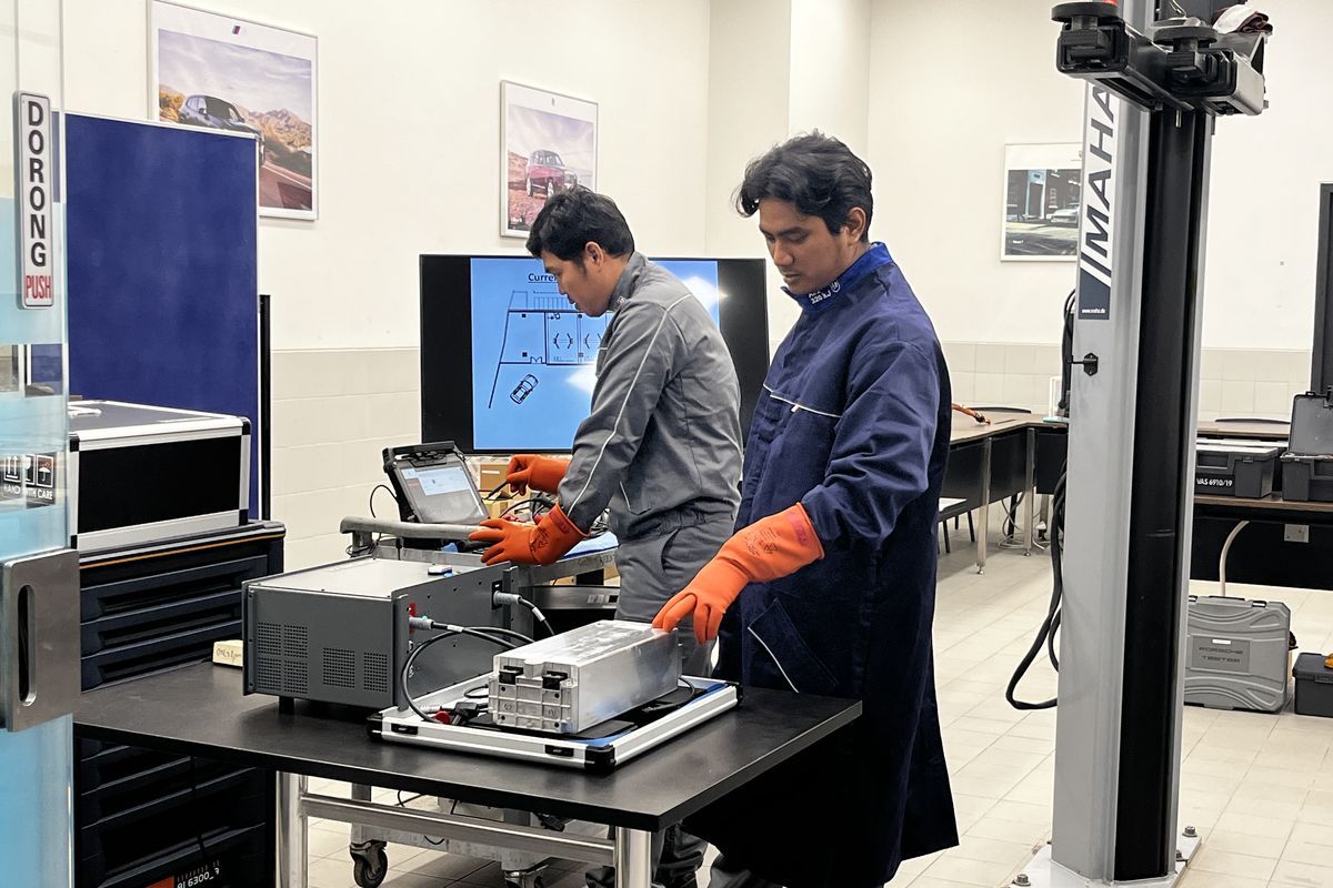 Teknisi Mobil Listrik Porsche Setifikasi Langsung di Singapura