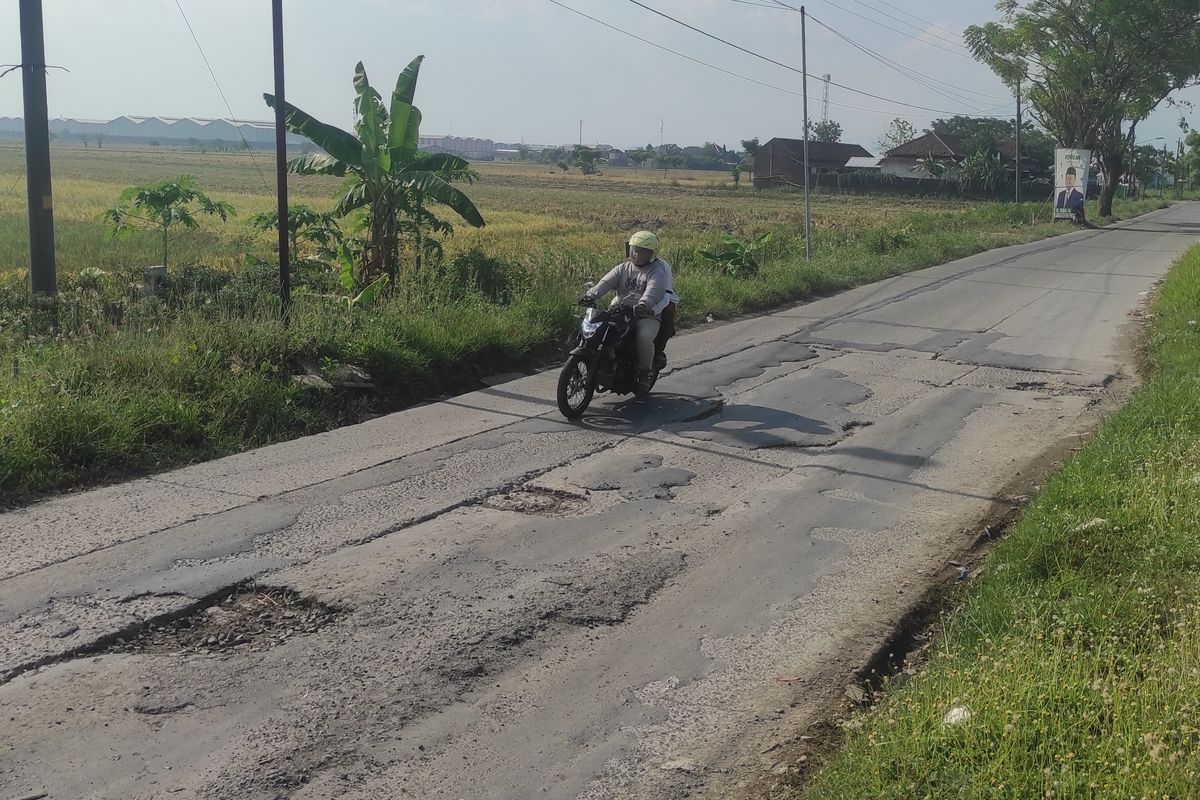Kebiasaan Sepele yang Kerap Bikin Pengendara Motor Terperosok Lubang