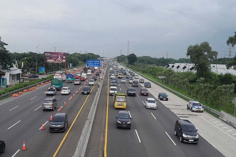 471.000 Kendaraan Arus Balik Melintasi GT Cikampek Utama